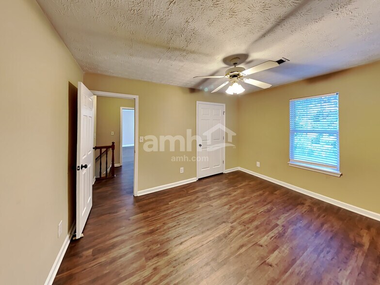 Building Photo - 685 Oxford Hall Dr SW