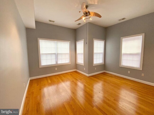 Building Photo - 812 5th St NE