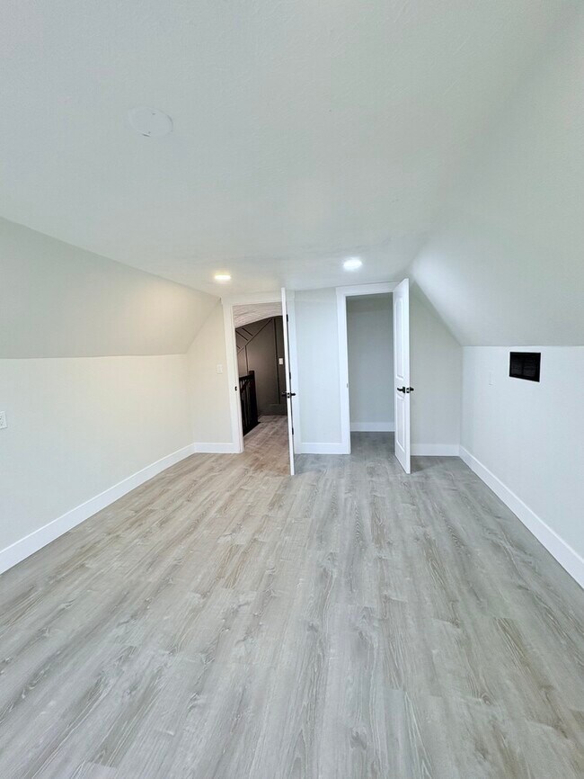 Building Photo - Charming 2 beds 1 baths in Columbus! Newly Renovated