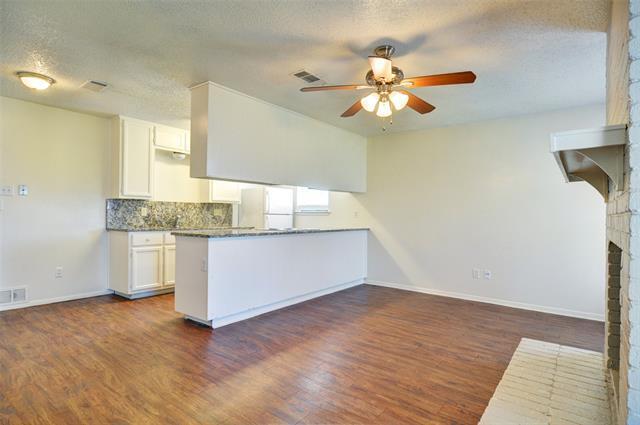 Building Photo - 6815 W Cleburne Rd