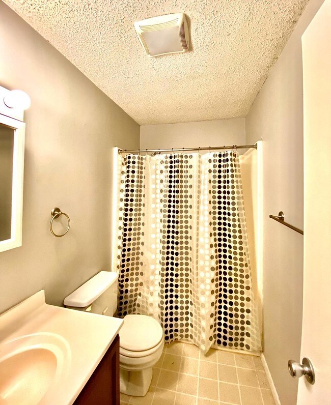 Building Photo - 220 Suppiger Ln