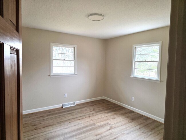 Building Photo - 3 Bed 1.5 Bath Rental Home Mount Airy