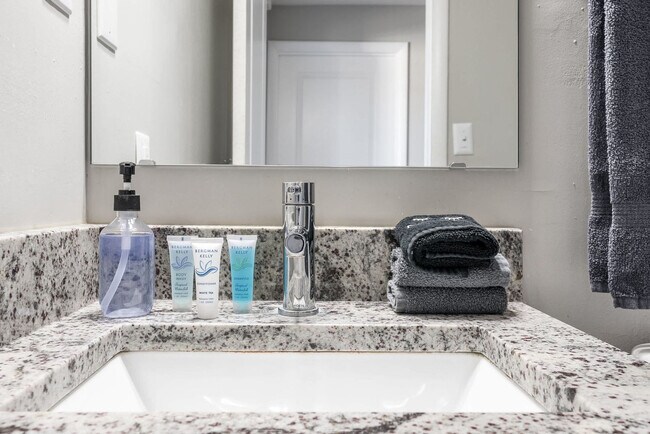 Building Photo - 615 N East St