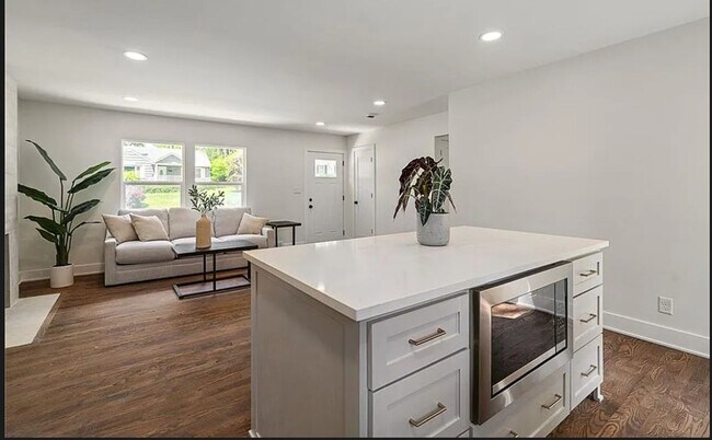 Building Photo - Stunning Mission Remodel | 4 Bed, 2 Bath, Garage and Finished Basement