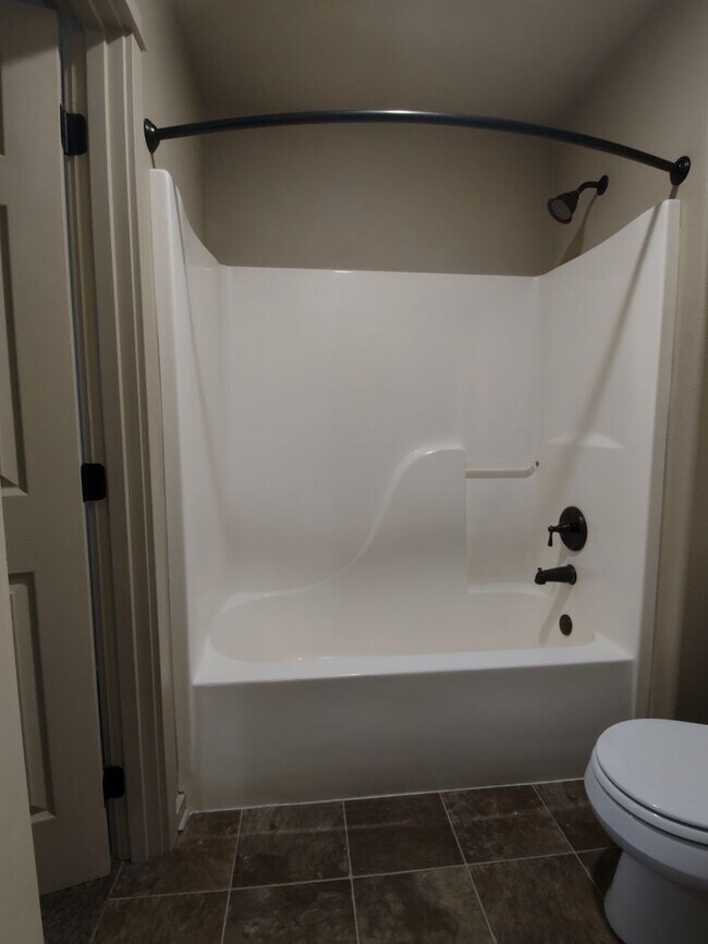 Building Photo - NW 3x2 townhome with primary bedroom on the main level