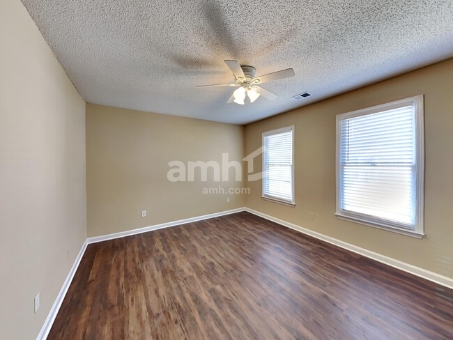 Building Photo - 4825 Old Field Dr NE