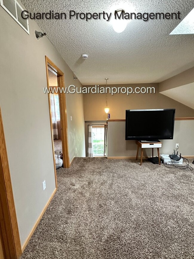 Building Photo - Eden Prairie End Unit Town Home, 2 Car Gar...