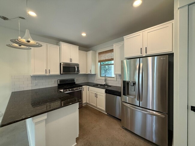 Building Photo - Gorgeous & modern free-standing home in ‘02!