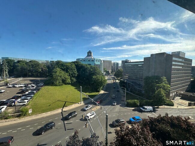 Building Photo - 300 Broad St