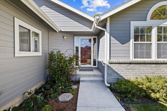 Building Photo - 5415 N Noble Fir Ave