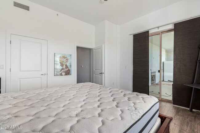 Building Photo - 945 E Playa Del Norte Dr