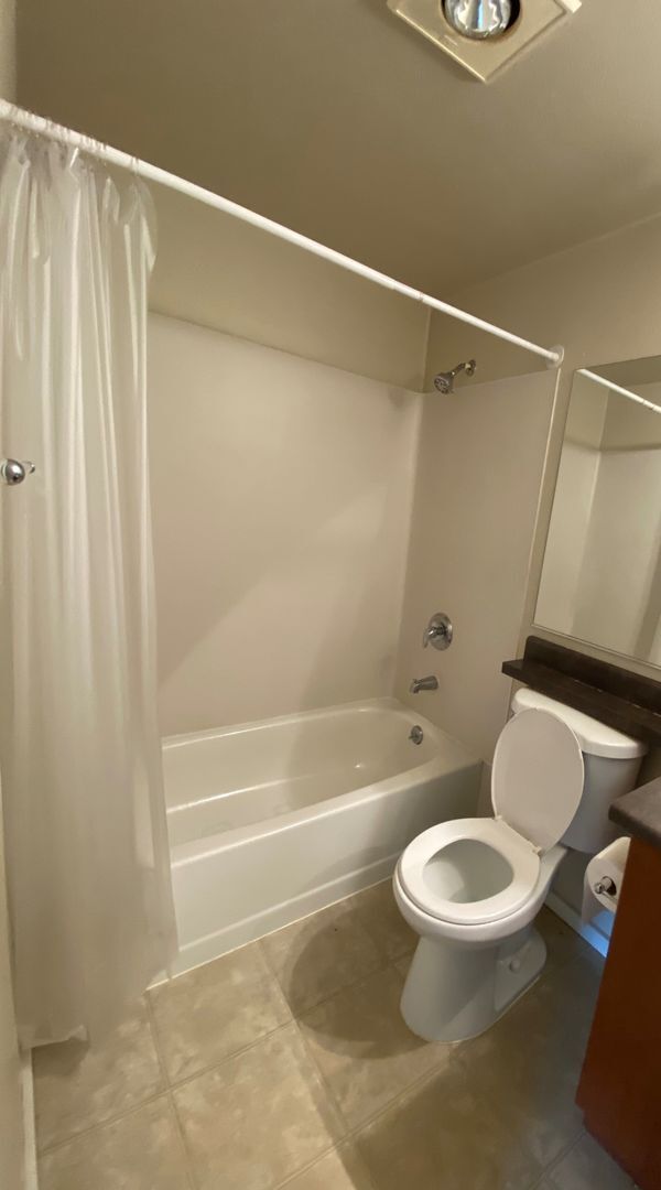 Building Photo - $2500-3Beds 2BA W/D 2 reserved parking, po...