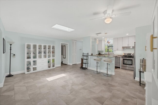 Building Photo - BENEVA & CLARK RD / VILLA