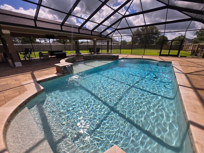 Building Photo - Gorgeous 4-Bedroom Home with Office, Pool,...