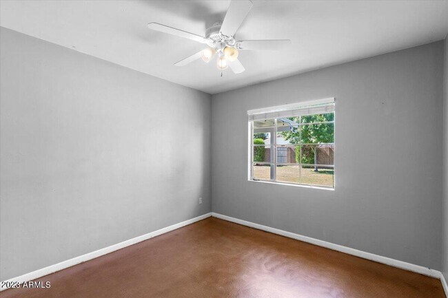 Building Photo - 4320 E Clarendon Ave