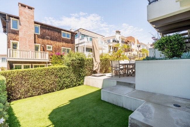 Building Photo - 300 19th St