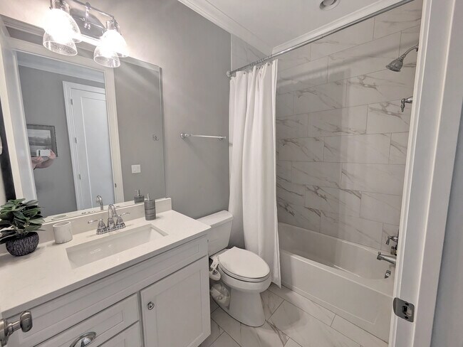 Building Photo - 1612 Auburndale Ave