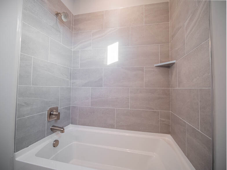 Upstairs Bath - 1122 Baptist World Center Dr