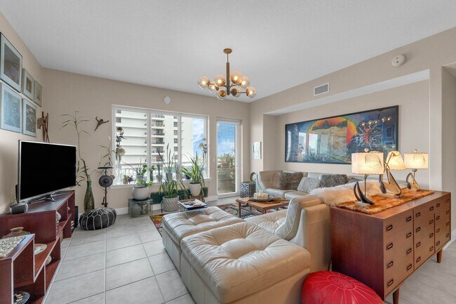Building Photo - Thornton Park Elegance with Skyline & Lake...