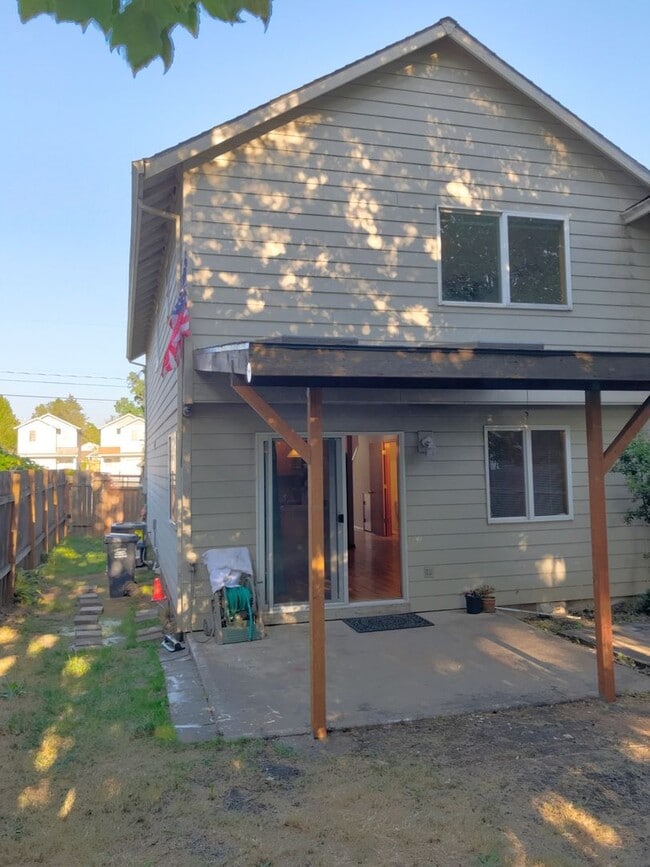 Building Photo - Powellhurst Renovated 3 Bedroom with AC, Garage, Fenced Backyard