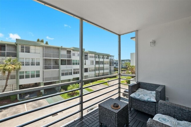 Building Photo - 2771 Taft St