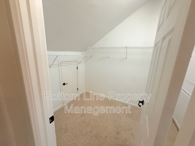Building Photo - 15007 Skypark Dr