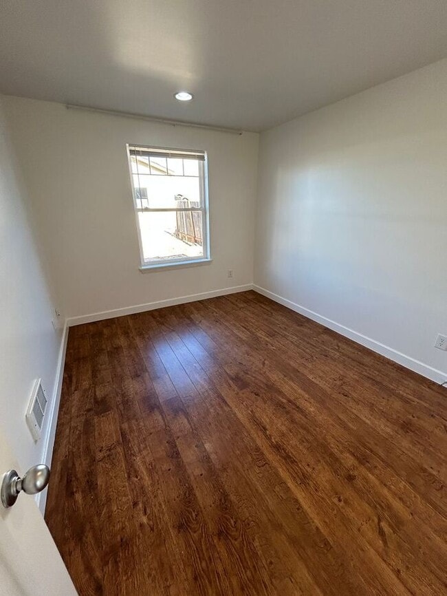 Building Photo - 3 Bed 1 Bath SFR Pet Friendly Home Downtow...