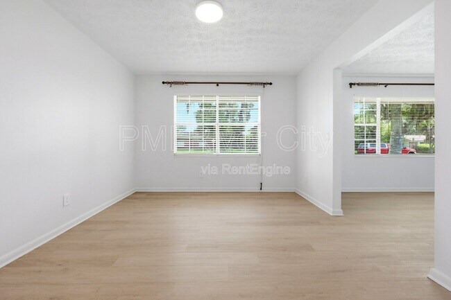 Building Photo - 2860 Cedarcrest Dr