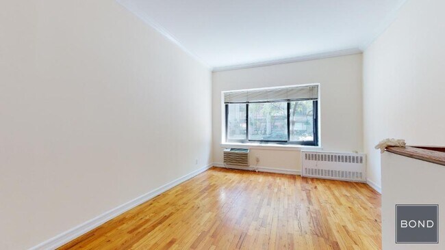 Primary Photo - 1661 York Ave