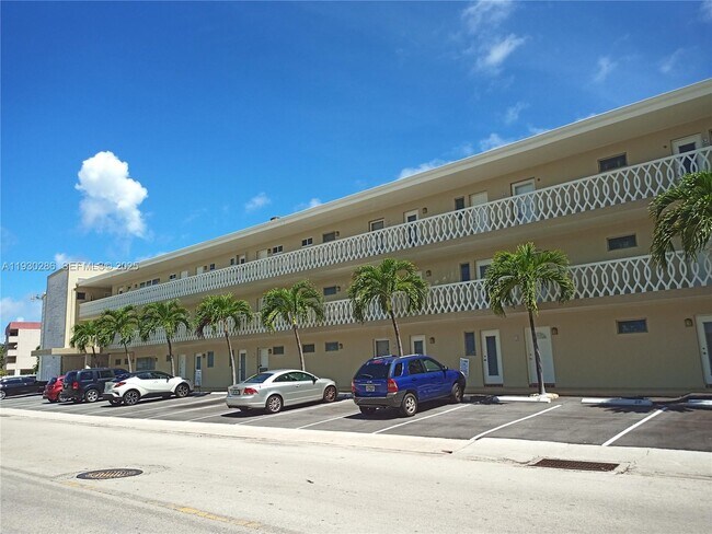 Building Photo - 450 Golden Isles Dr