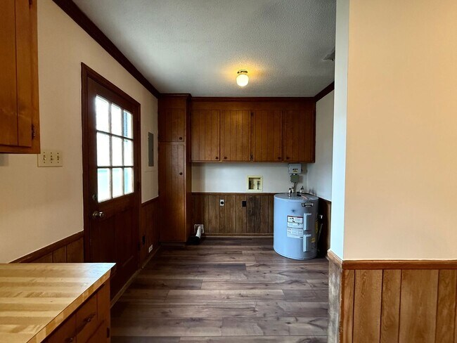 Building Photo - 2 Bedroom, 1 Bathroom Home