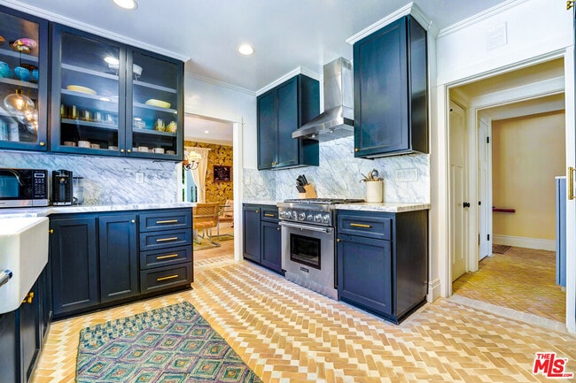 Building Photo - 2049 N Berendo St