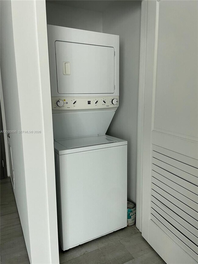 Building Photo - 1080 Brickell Ave