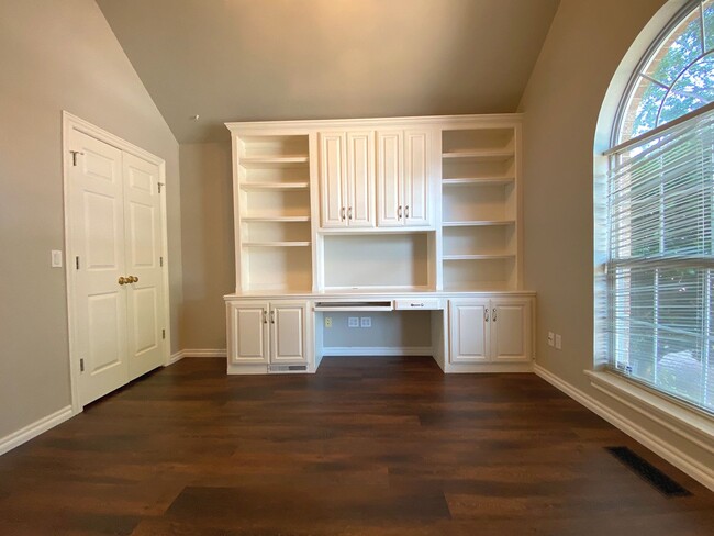 Building Photo - Absolute Dream in NW OKC!!