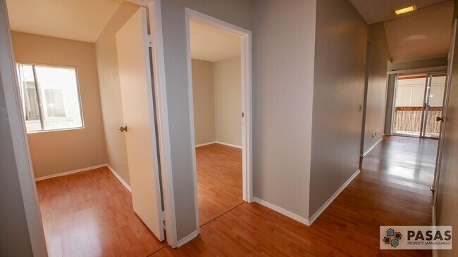 Building Photo - 2nd Floor 3 bed/2 bath Condo!