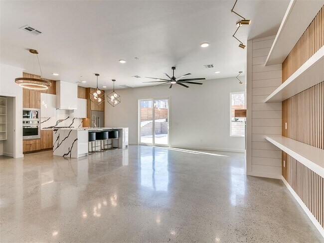 Building Photo - 605 N Idaho Ave