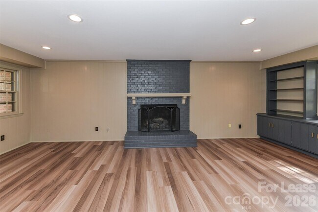 Building Photo - 2630 Fernbank Dr