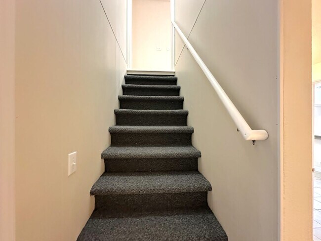 Building Photo - Updated 5 bedroom 2.5 bathroom home in Uni...