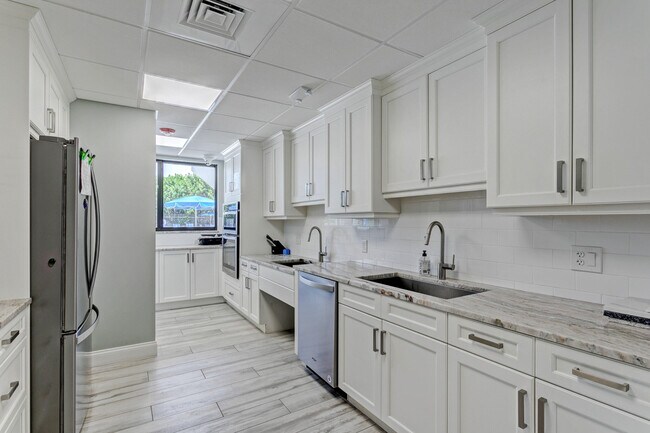 Building Photo - 145 S Ocean Ave