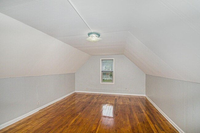 Building Photo - 902 W Lapeer St