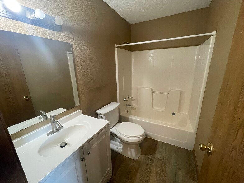 Building Photo - 1787 Apartment Dr