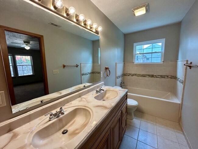 Building Photo - Stunning 3 Bedroom/2 Bath home in Pike Tow...