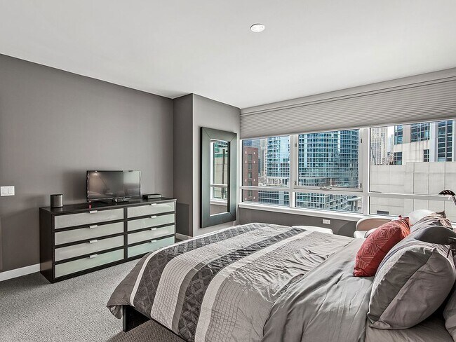 Building Photo - 505 N McClurg Ct