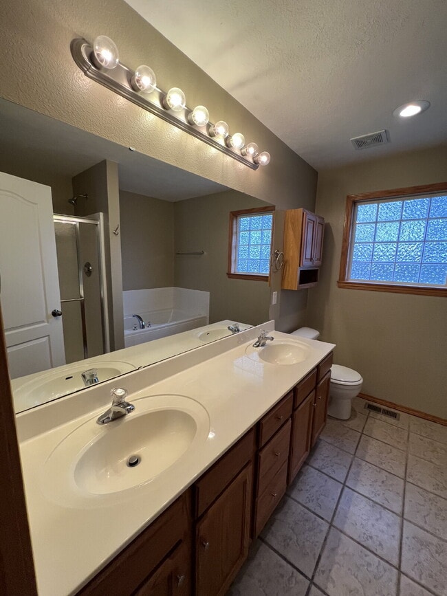 Building Photo - 3BR / 2BA  - with Fenced in backyard