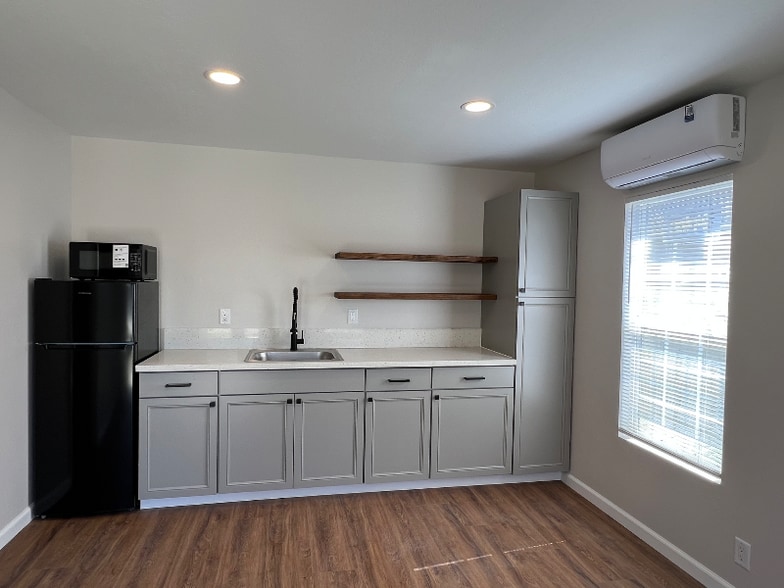 Building Photo - 558 Hicks Ln
