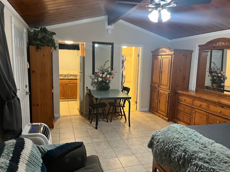 Building Photo - 1032 Greta St