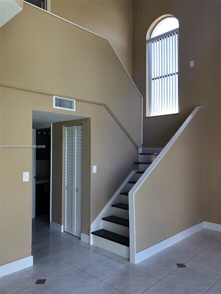 Building Photo - 1400 San Remo Cir