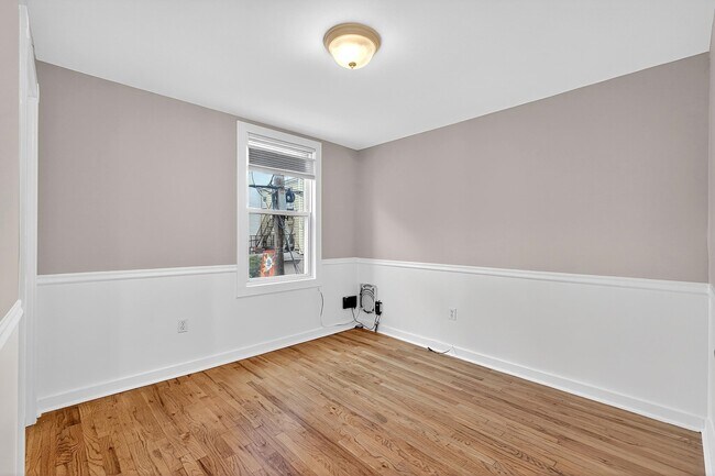 Building Photo - 319 Monmouth St