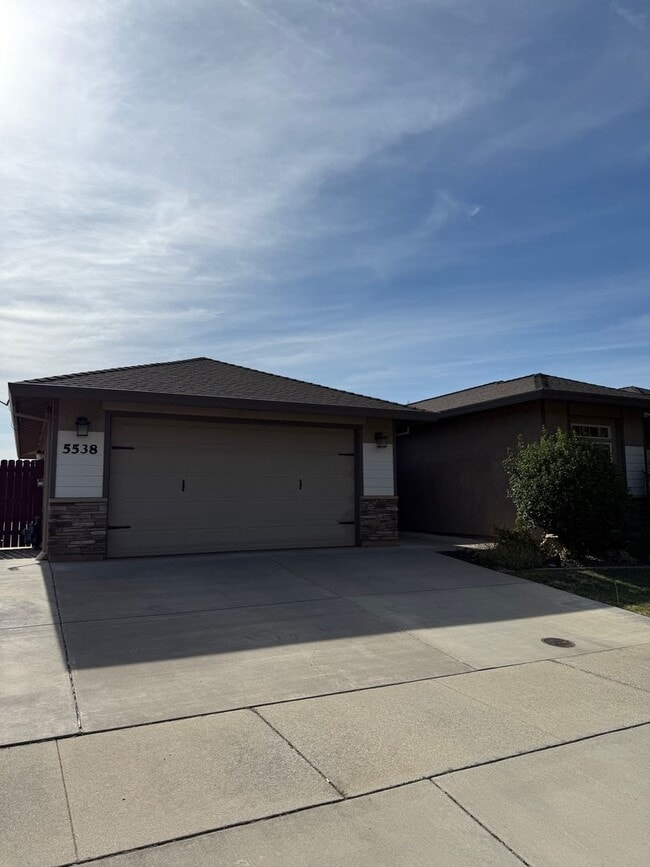 Building Photo - 3-bedroom, 2-bathroom home located in the ...