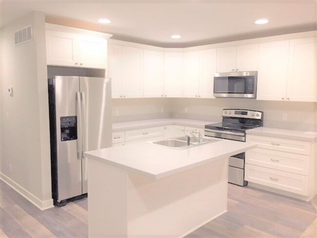 Building Photo - Spacious 2 Bed/2 Bath Condo in Prime Location